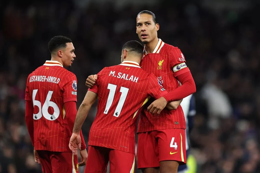 Trent Alexander-Arnold, Mo Salah và Van Dijk không nằm trong danh sách Liverpool đá trận cuối vòng bảng Champions League